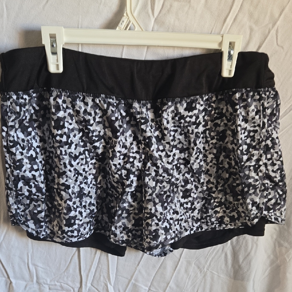Danskin Black and Gray Geometric Shorts
